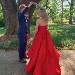 Size 8, fits like a 6. Betsy & Adam